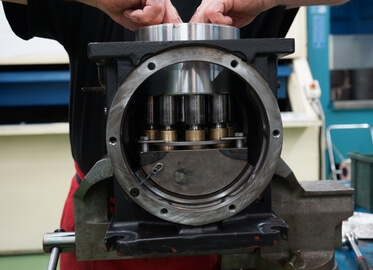 Réparation d'une pompe hydraulique à pistons Sauer Danfoss Sundstrand