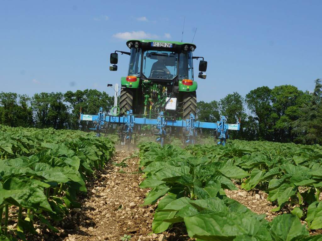 Tracteur avec Weeder Pilot