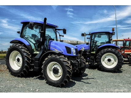 2 tracteurs agricoles bleus
