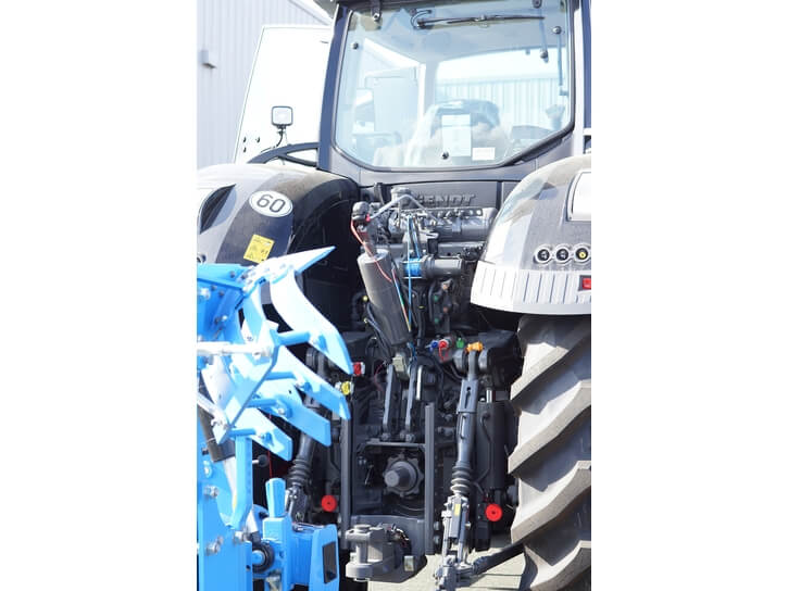Heck eines Traktors mit der dritten Hand für hydraulischen Oberlenker