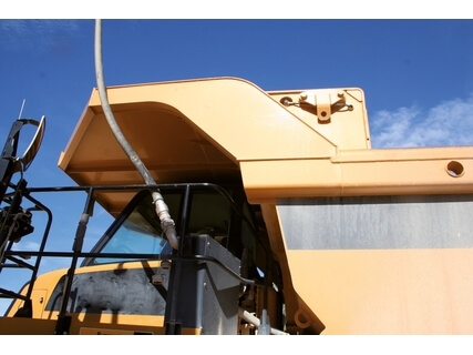 Füllen des Muldenkipper mit Wassersprühanlagen