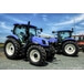 2 blaue landwirtschaftliche Traktoren