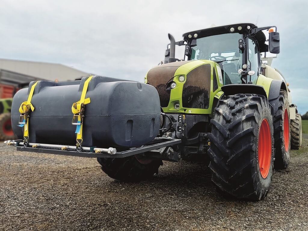 Integrated wheel cleaner on tractor
