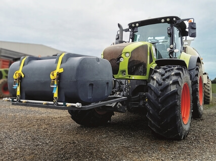Integrated wheel cleaner on tractor