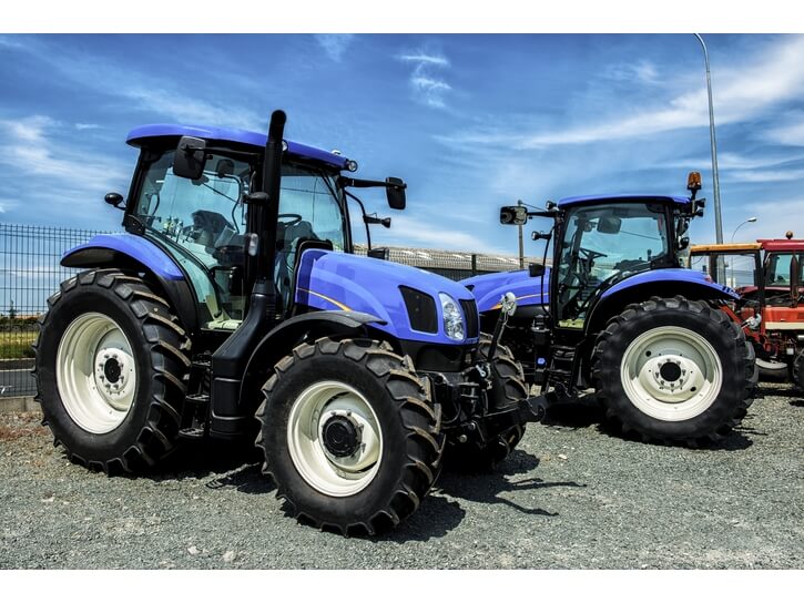 2 tractores agrícolas azules